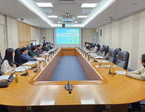 공주대학교 대학본부 중회의실에서 충남형 탄소포인트제 구축·운영 사업 최종보고회를 개최하였습니다. 